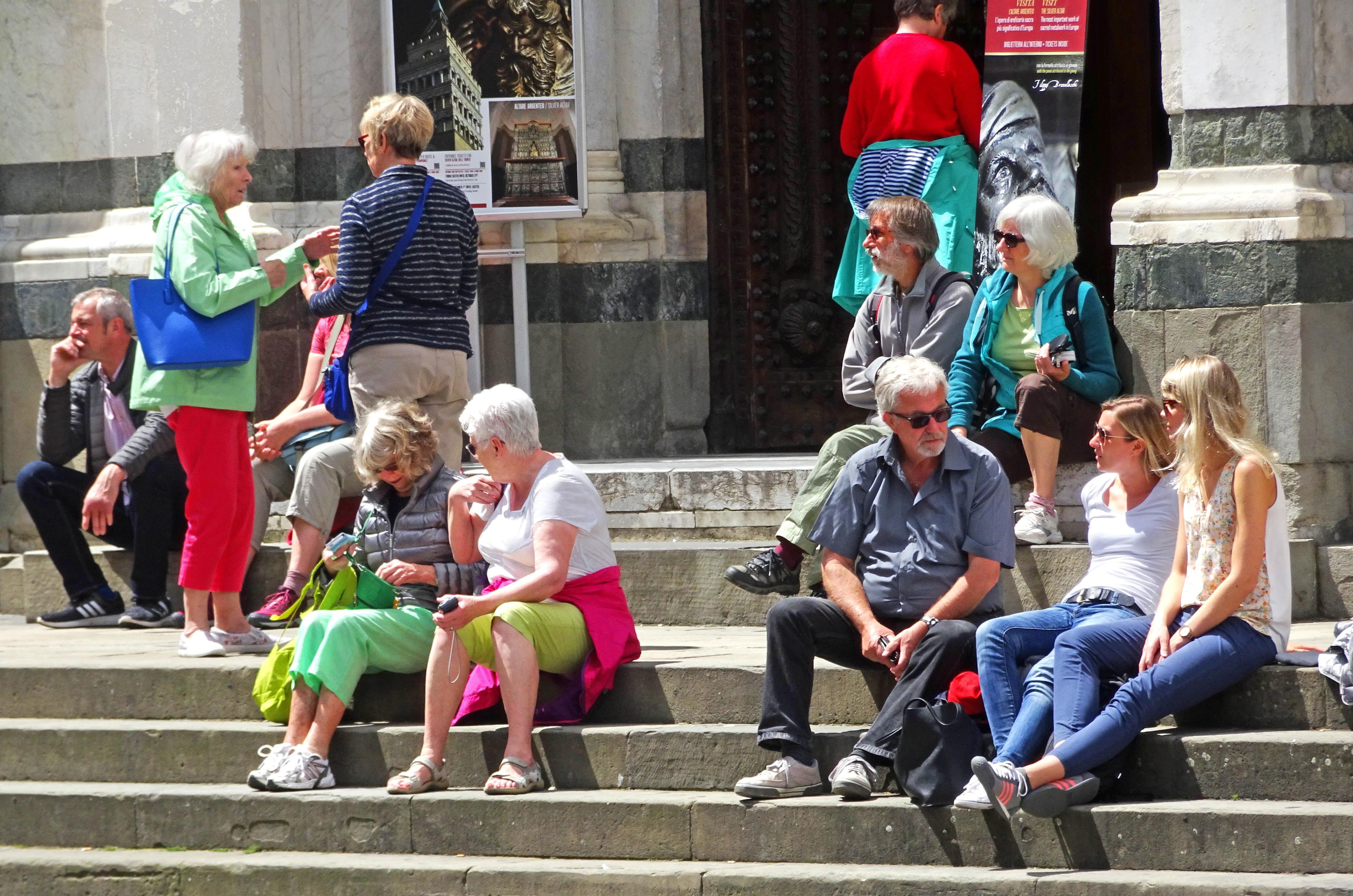 Turisti si riposano sulle scale del Battistero di Pistoia (foto Lorenzo Gori)