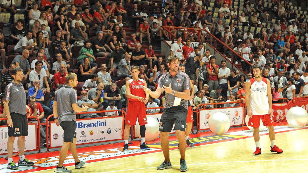 Michele Carrea dirige il primo allenamento (foto Gori)