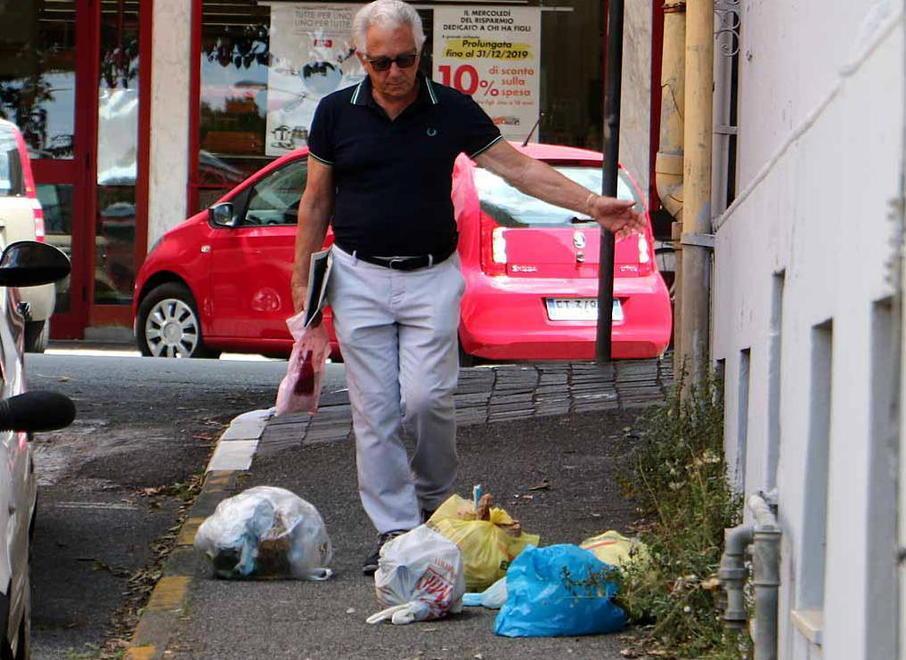 Spazzatura sul marciapede La dura vita di via dei Mille 