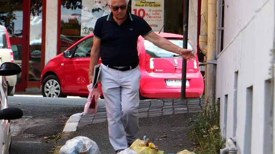 Spazzatura sul marciapede La dura vita di via dei Mille