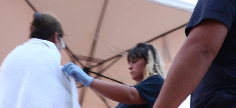 Motoscafo si rovescia Famiglia finisce in mare la salvano i bagnini 