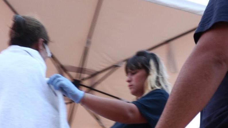 Motoscafo si rovescia Famiglia finisce in mare la salvano i bagnini