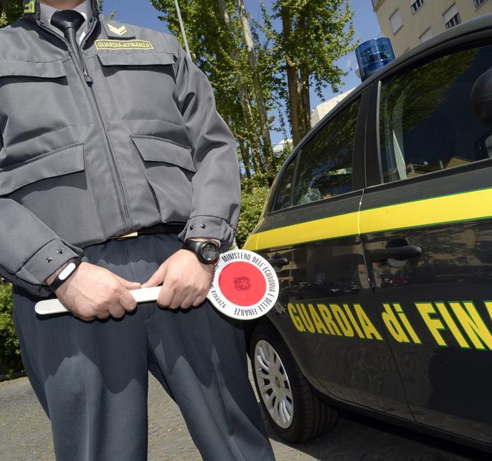 Blitz della Guardia di finanza scatta la multa per un bar