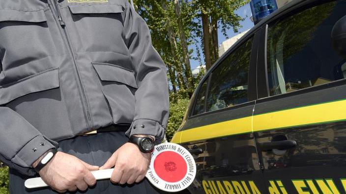 Blitz della Guardia di finanza scatta la multa per un bar