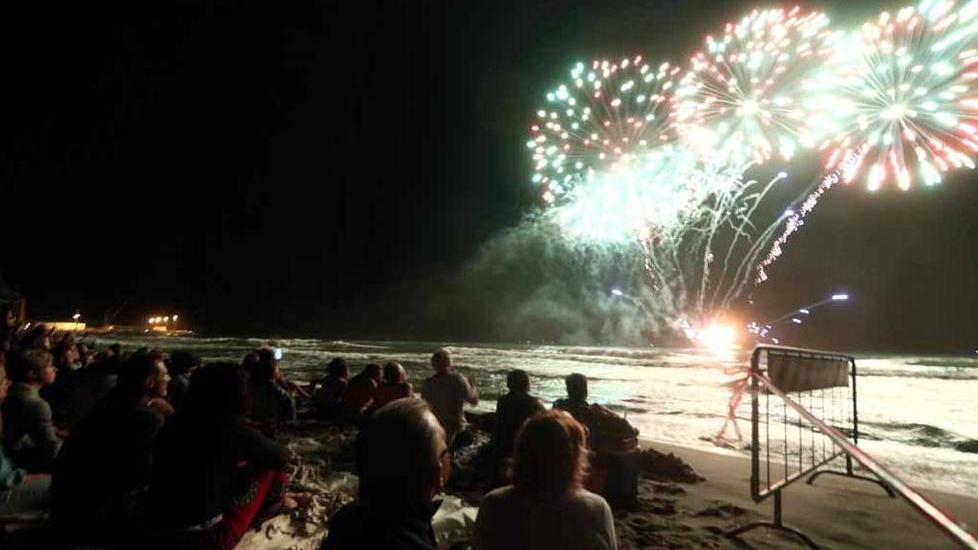 Sulle note di Bocelli e Nek questa sera in spiaggia lo show dei fuochi d’artificio