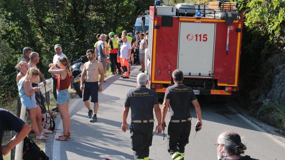 Precipita per 60 metri, muore motociclista