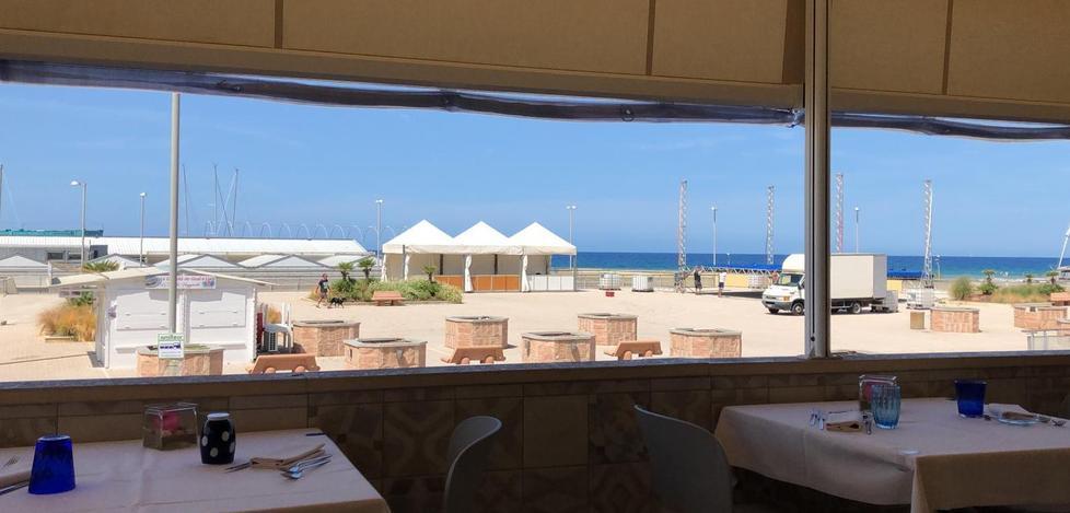 Orizzonte oscurato Ogni anno spuntano tre gazebo in piazza