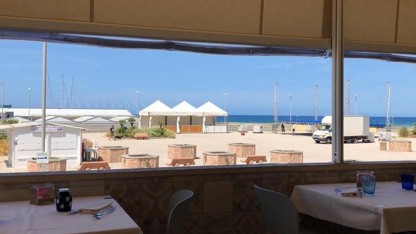 Orizzonte oscurato Ogni anno spuntano tre gazebo in piazza