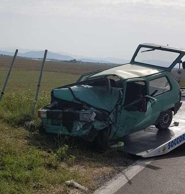 Con l’auto contro la spalletta