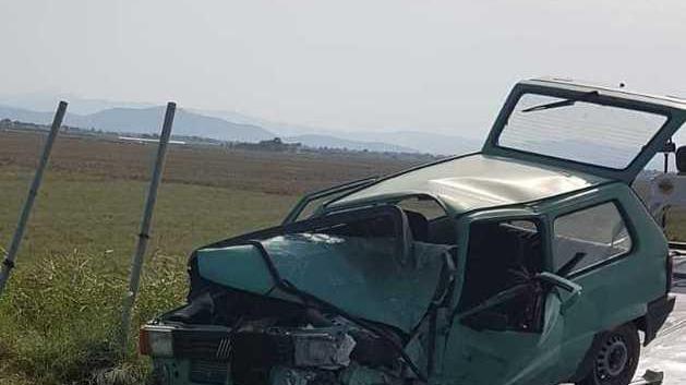 Con l’auto contro la spalletta