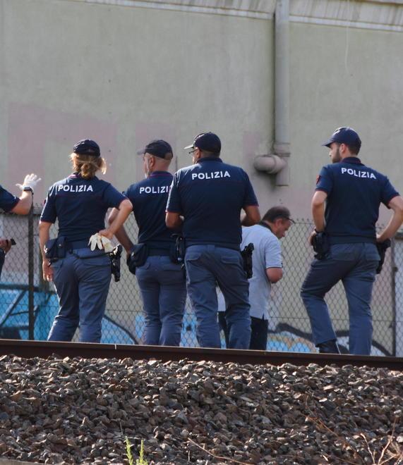 Aveva 45 anni l’uomo che si è lanciato sotto al treno in corsa
