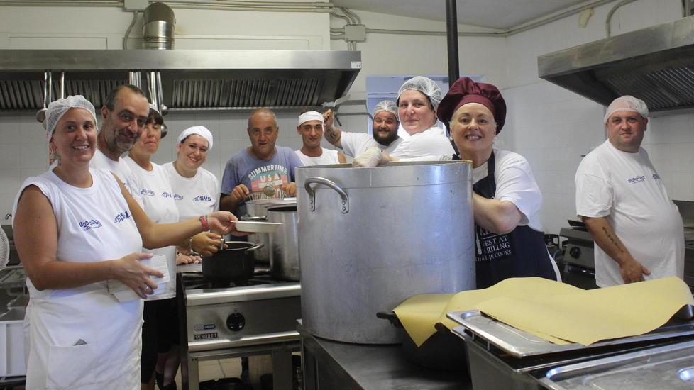 A tavola all’aperto, brindisi a bordo, vernacolo e musica ecco dove andare