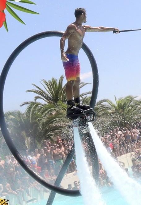 Super acrobazie a pelo d’acqua con Perseu lo show è al parco 