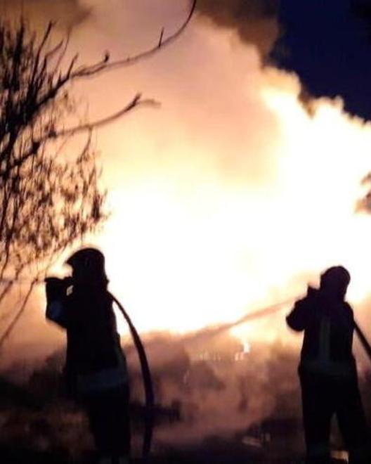 In fiamme un capannone