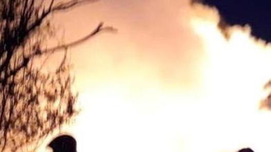 In fiamme un capannone