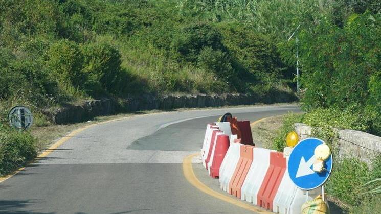 La strada e i ponti cedono Ma invece di fare i lavori si abbassa la velocità