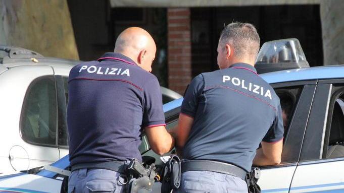 Trovato dai poliziotti per strada in un lago di sangue