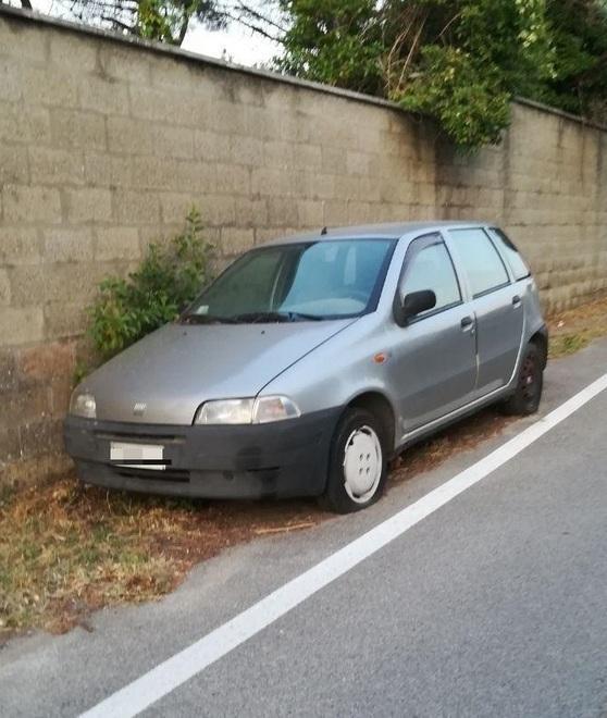 «Auto ferma da otto anni all’ingresso di Gello»