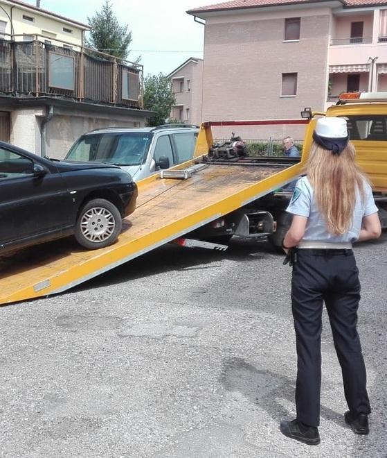 Auto finisce nel canale Coppia rimane ferita 