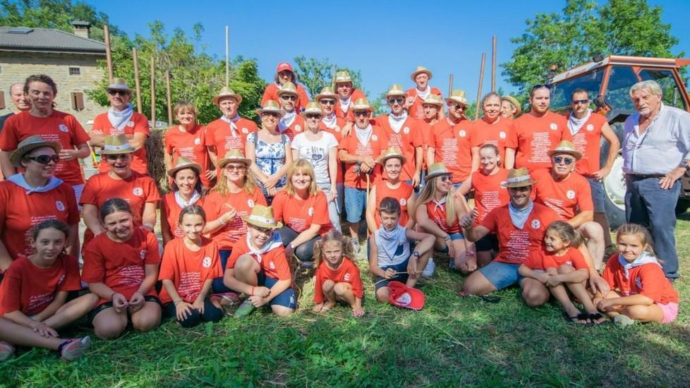 I bimbi con le famiglie a lezione di trebbiatura 