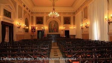 A sinistra, l’aula magna dell’Università A destra, il rettore Attilio Mastino insieme con Giorgio Napolitano durante la recente visita del presidente della Repubblica a Sassari