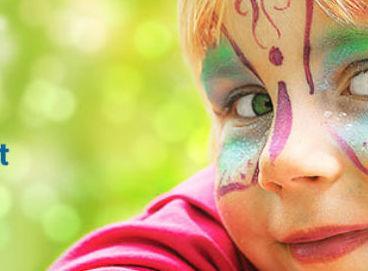 Giochi per i bimbi e attività con gli animali in mezzo al verde