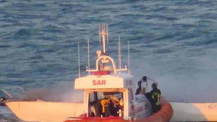 Incendio a bordo di una barca, bambino di sei anni rimane ustionato