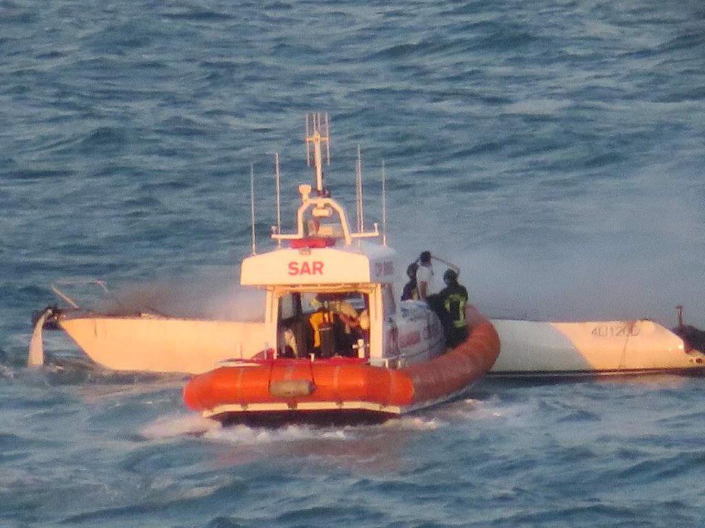 La motovedetta della Capitaneria in soccorso all’imbarcazione