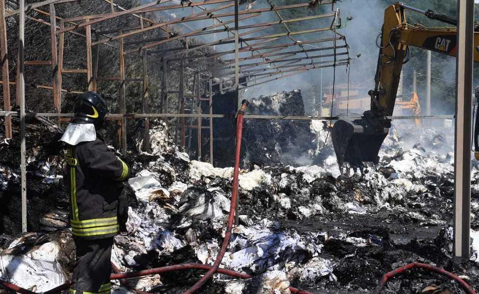 Incendio alla cartiera Pasquini, dopo le fiamme e la grande paura è iniziato il conto dei danni provocati 
