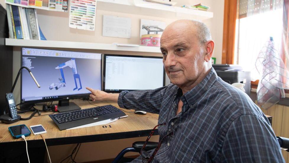 Osvaldo Melani mostra sua invenzione (foto Paolo Nucci)