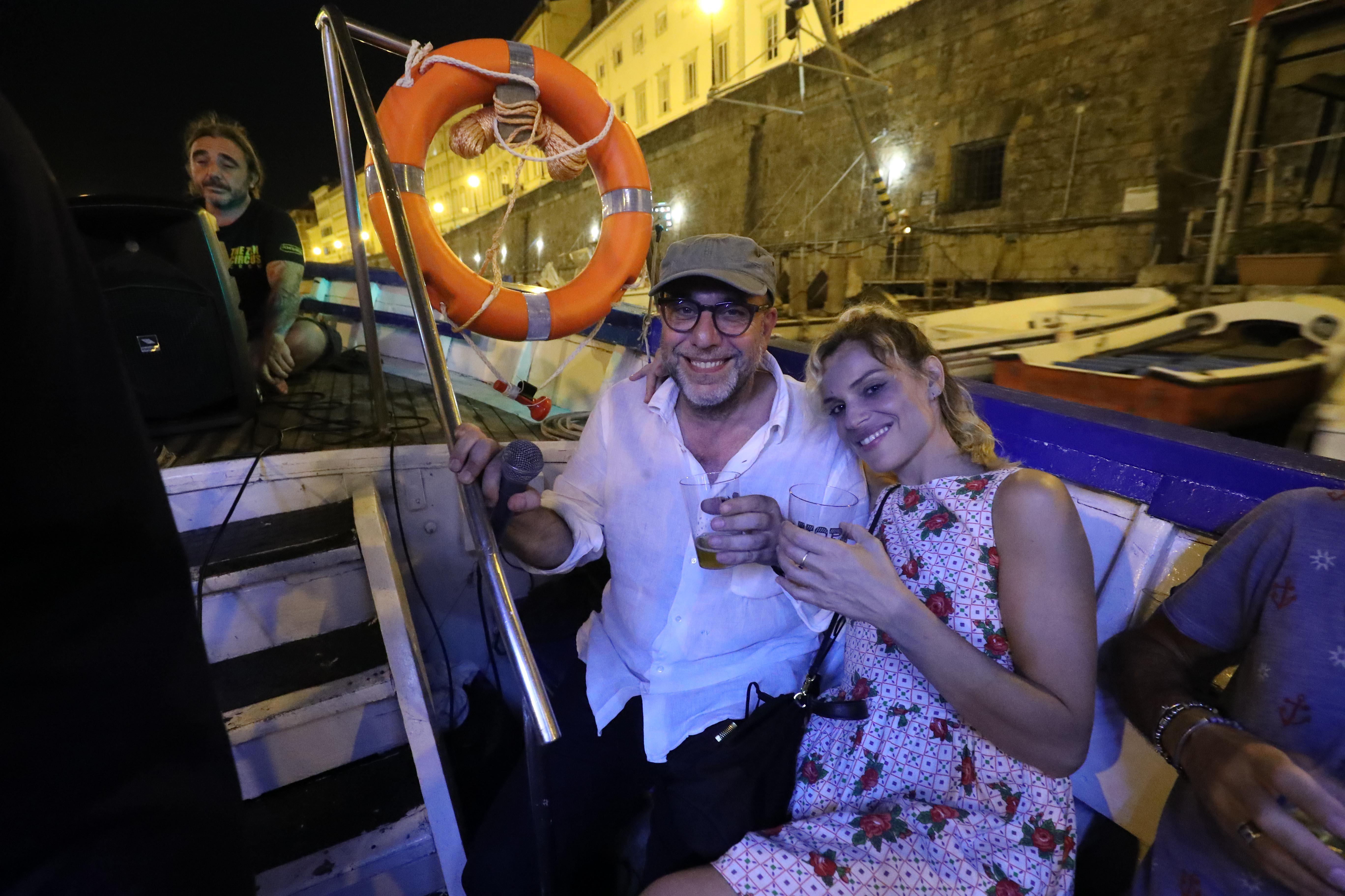 Paolo Virzì e Micaela Ramazzotti durante il tour in battello tra i fossi di Livorno