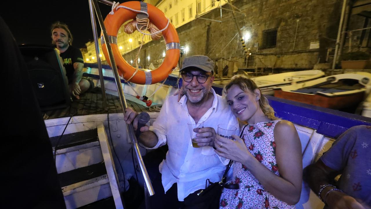 Paolo Virzì e Micaela Ramazzotti durante il tour in battello tra i fossi di Livorno