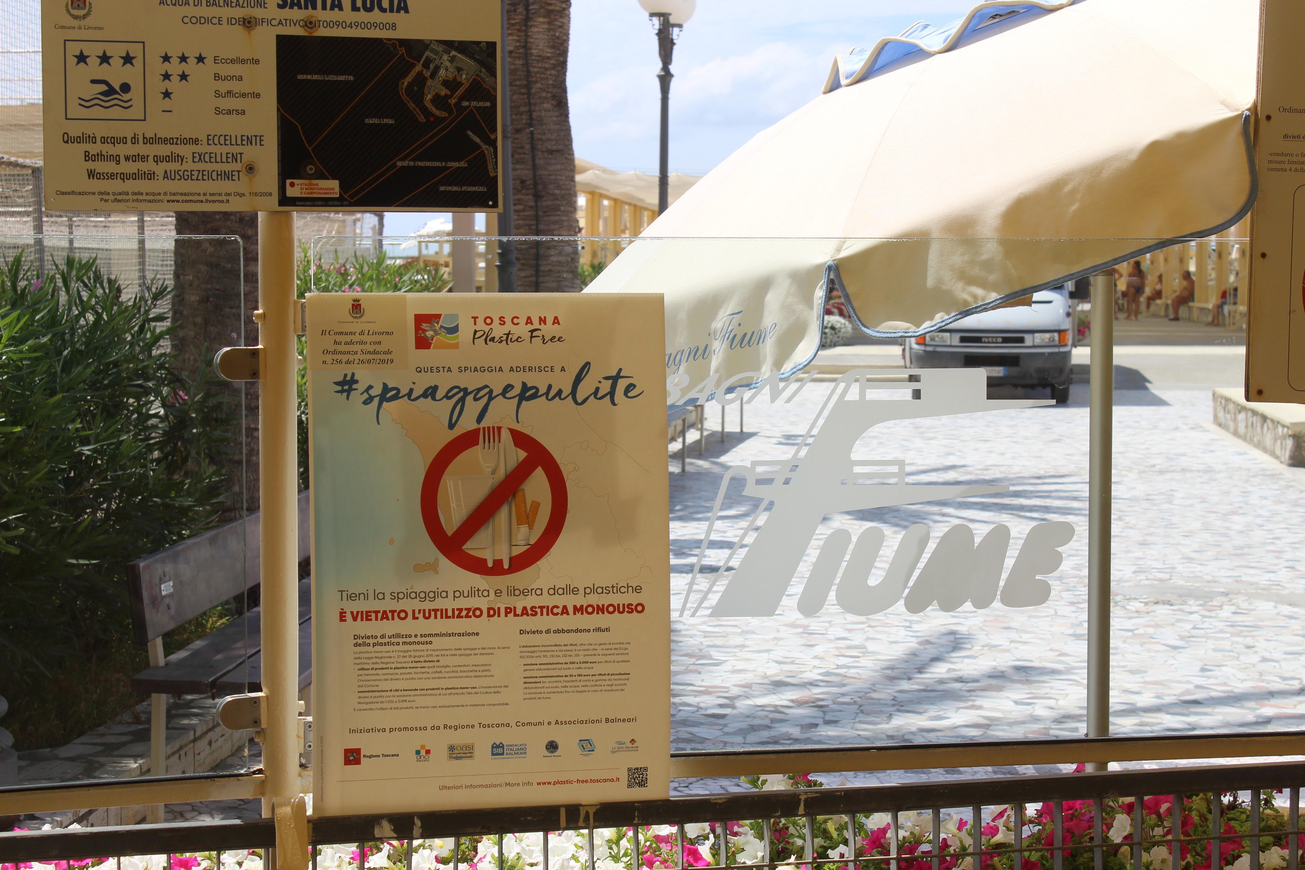 Un cartello con l'indicazione delle nuove norme in un bagno di Livorno