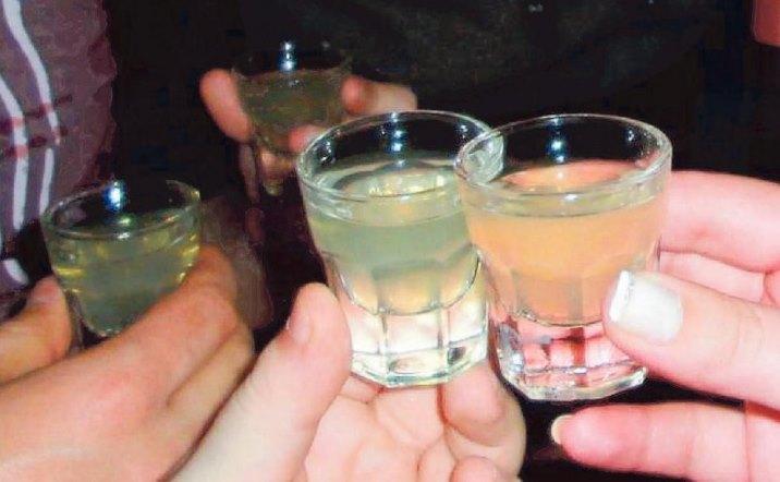 Vigili in borghese nei locali a caccia dei venditori di alcol ai minorenni