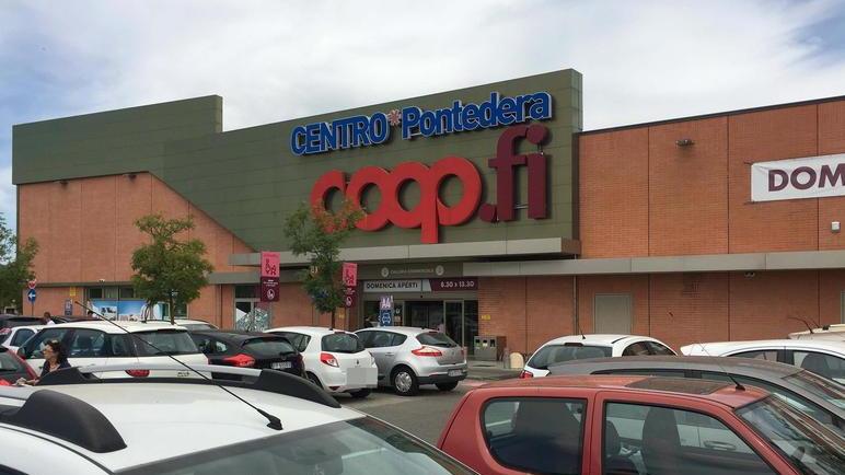 Madre e figlia derubate all’uscita dalla Coop da due giovani in Panda