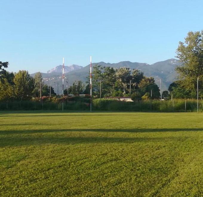 Il campo del Sale come nuovo grazie al Rugby Union Versilia 