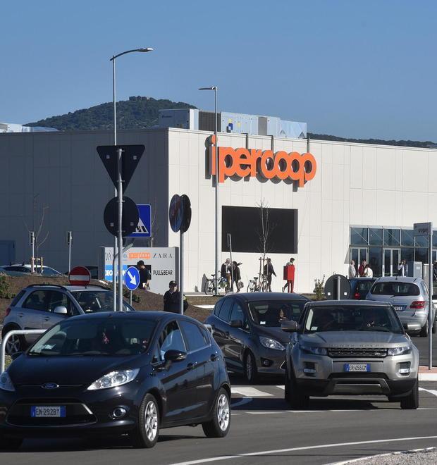 In 60 sognavano un posto all’Ipercoop, ora sono a casa 
