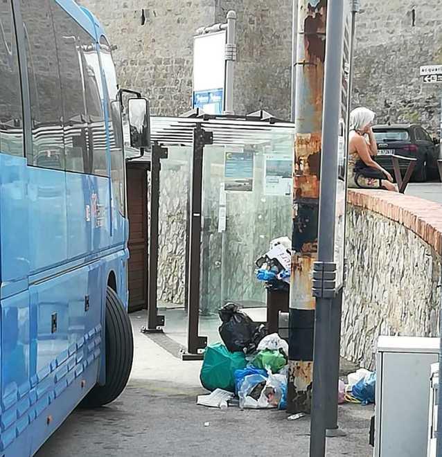 La fermata dell’autobus è invasa dai rifiuti 