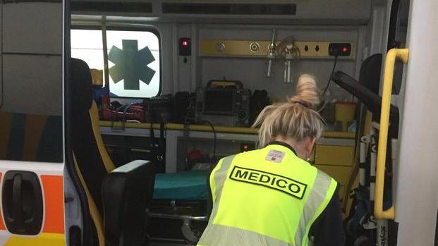 I medici del 118: «Ci aggrediscono pure i passanti»