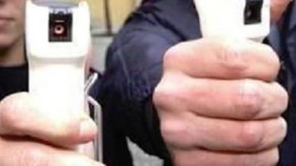 In attesa del taser arrivano i primi manganelli e gli spray