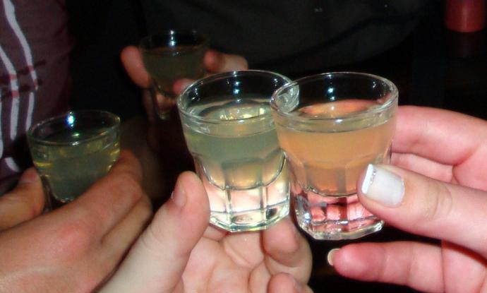 Vigili in borghese nei locali a caccia dei venditori di alcol ai minorenni 