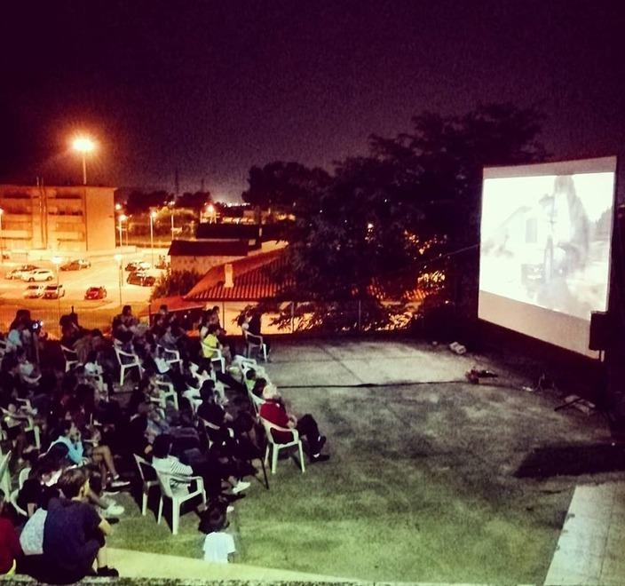 In 400 al cinema sotto le stelle che libera il giardino dal degrado
