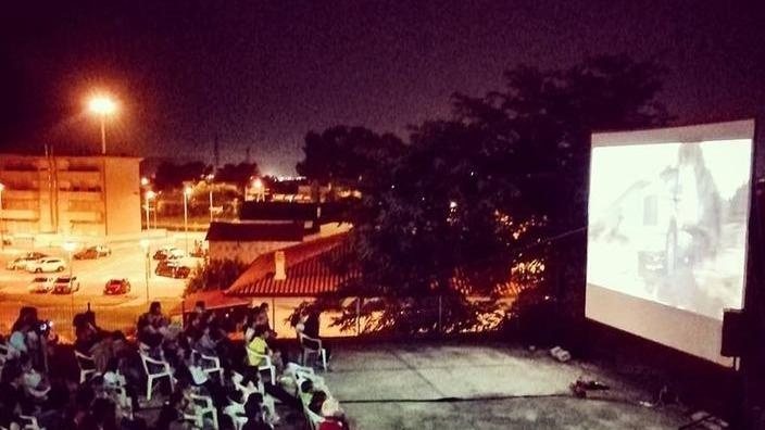 In 400 al cinema sotto le stelle che libera il giardino dal degrado