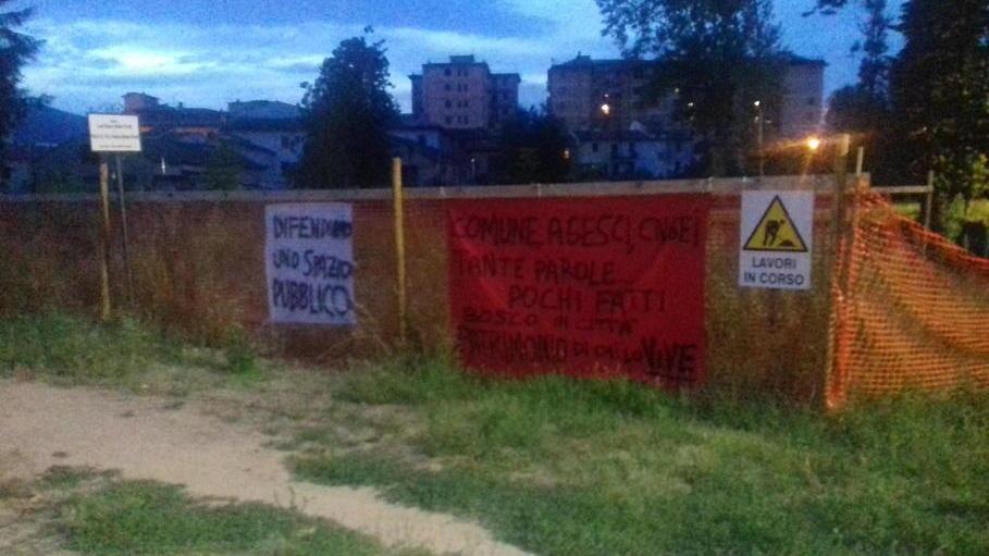 Panchine rotte, cestini divelti, erba alta ecco com’è ridotto il “Bosco in città”