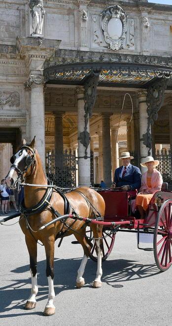 Sfilano carrozze d’epoca e riportano Montecatini all’epoca del Liberty tempi sfarzosi e opulenti
