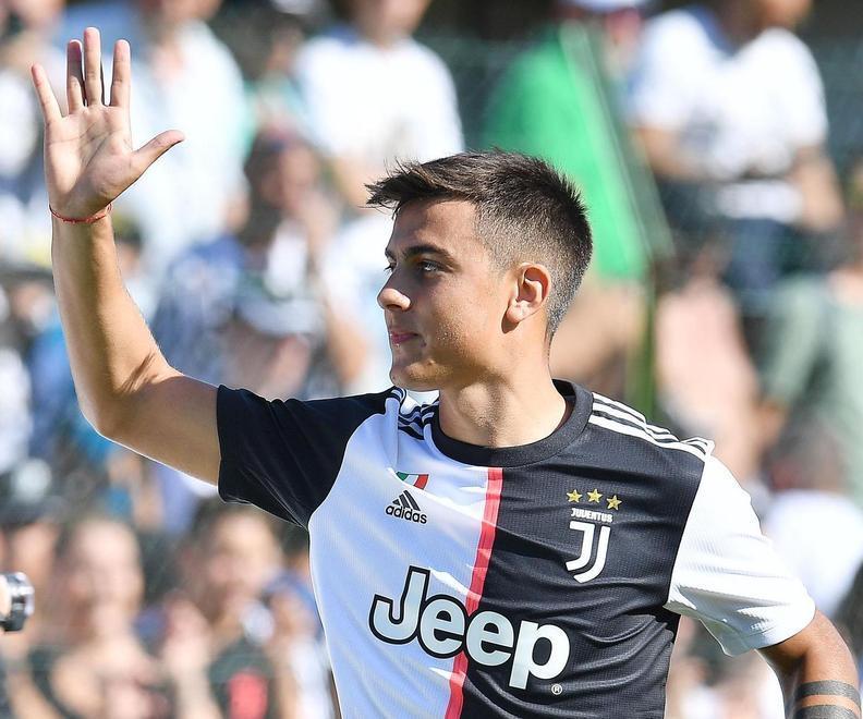 Dybala brilla con due gol alla passerella della Juve Paratici: «Un grande» 