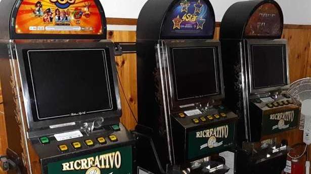 Auto come ariete contro il bar Rubata una macchinetta