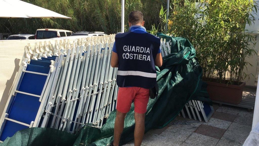 Un sequestro di ombrelloni e sdraio (foto d'archivio)
