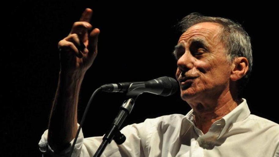 Vecchioni sul palco di Villa Bertelli con il suo Infinito