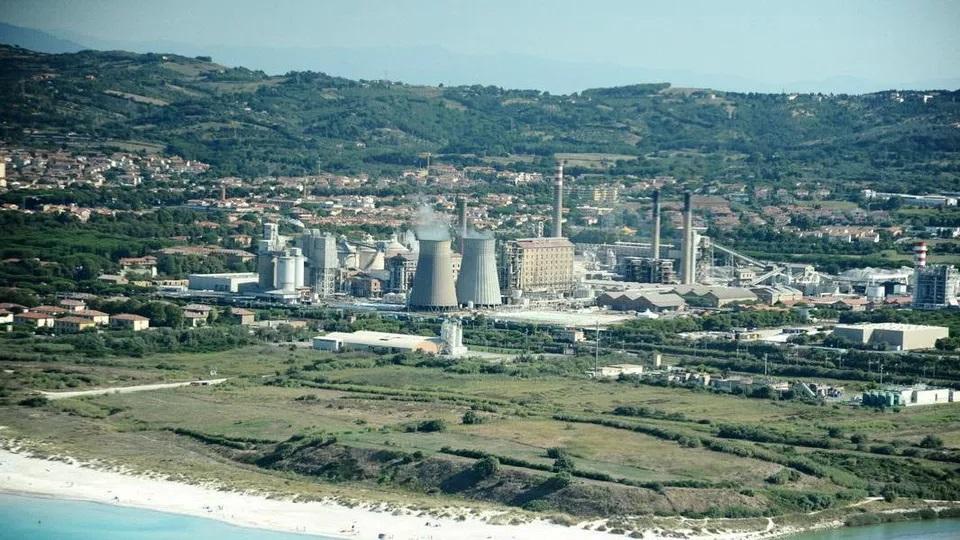 Manutenzione alla Solvay, l'azienda anticipa: «Possibili rumori anche sabato 17, ci scusiamo per il disagio» 